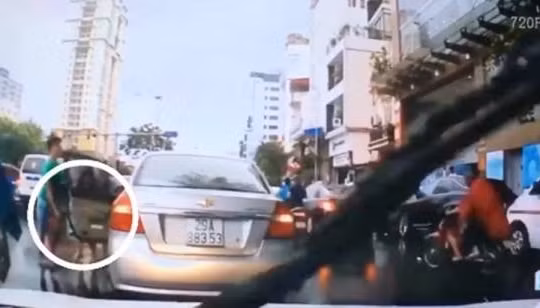 Chủ ô tô “hôi” vải của người bán hàng rong trên phố Hà Nội là ai?