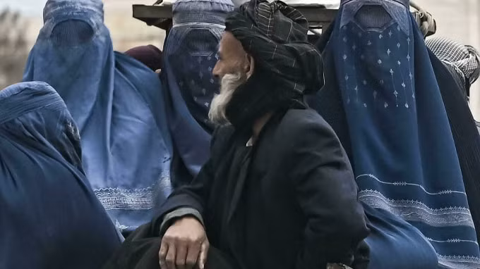 taliban cam phu nu du lich duong dai neu khong co dan ong di cung hinh 1