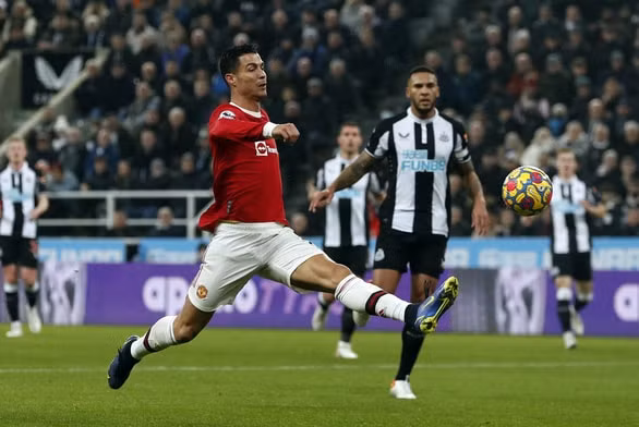 sieu sao ronaldo thi dau mo nhat mu chat vat cam hoa newcastle hinh 2