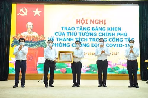 thu tuong tang bang khen 43 tap the ca nhan xuat sac trong phong chong dich covid 19 hinh 1