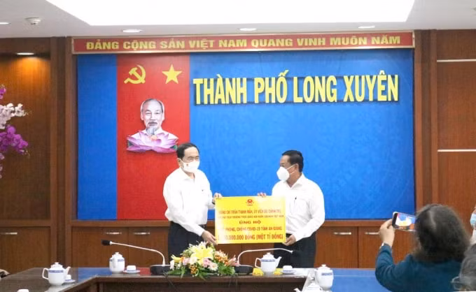 pho chu tich thuong truc quoc hoi tham va tang qua gia dinh chinh sach tieu bieu hinh 2