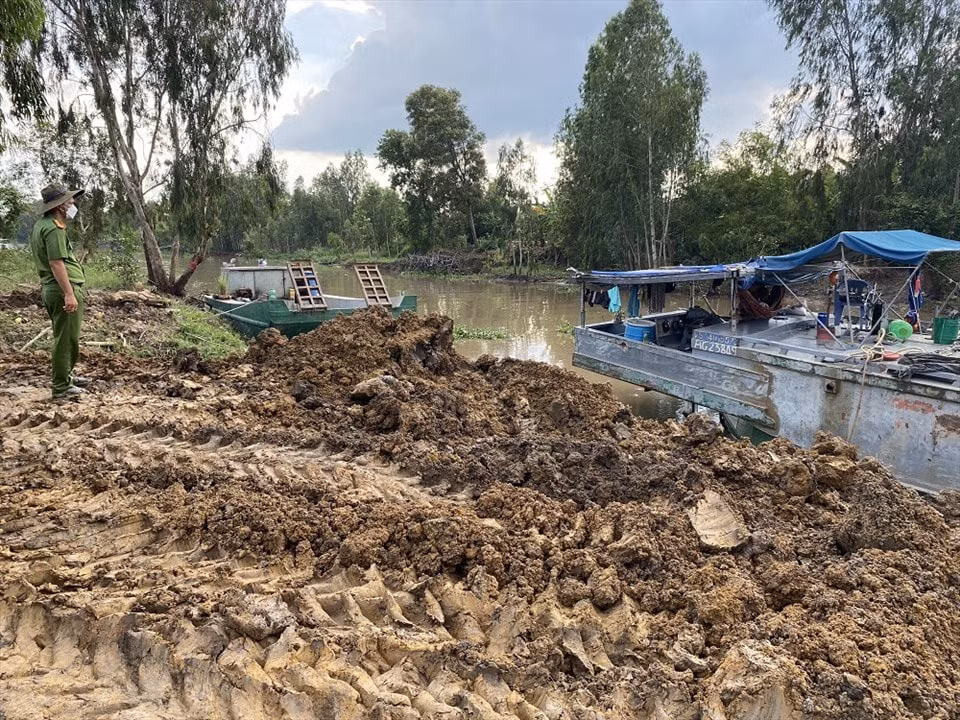 an giang bat qua tang nhom khai thac trai phep dat mat hinh 2