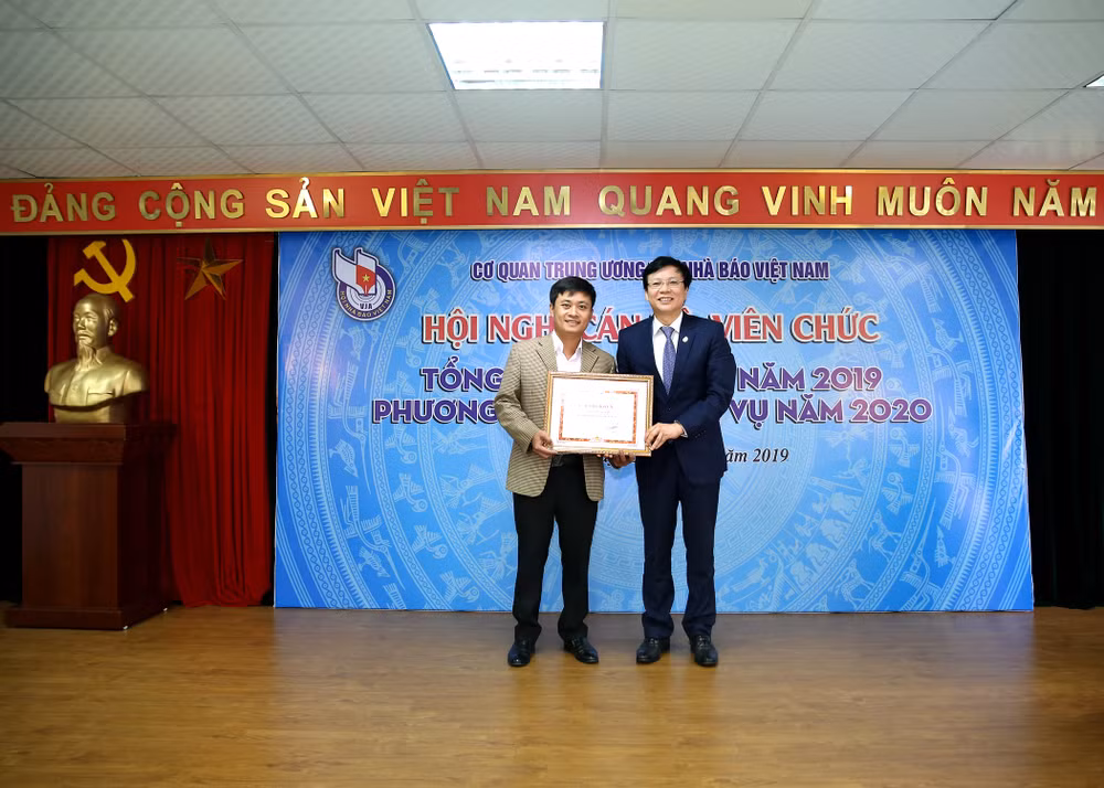 Tại Hội nghị, đồng chí Lê Trần Nguyên Huy, Tổng biên tập báo Nhà báo và Công luận được nhận Bằng khen của Chủ tịch Hội do đã có thành tích xuất sắc tiêu biểu trong công tác năm 2019. Ảnh: Sơn Hải