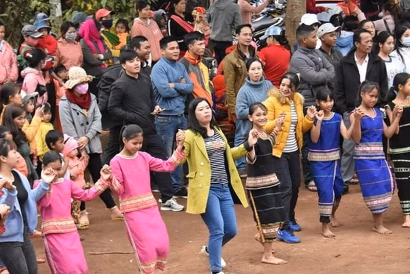 dong bao xo dang o buon kon hring vui tet com moi hinh 1