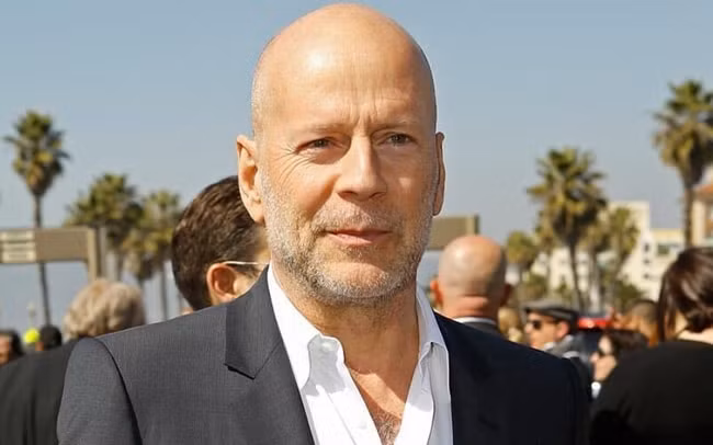 bruce willis that bai khi dinh mua 1 thi tran o my hinh 1