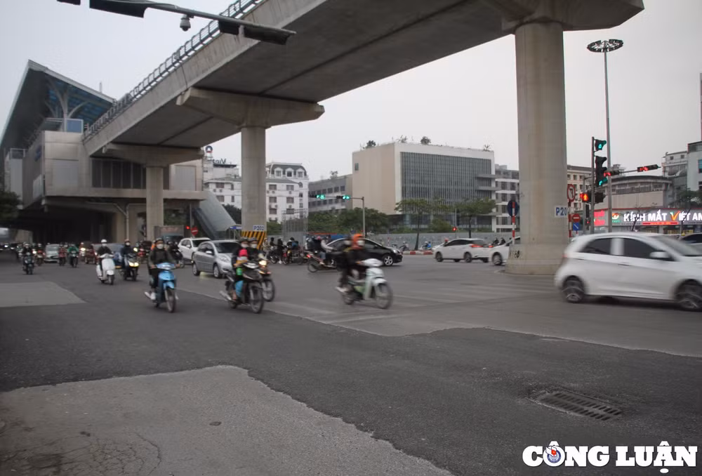 ha noi duong pho loi lom rach nat nhung ngay dau nam hinh 1