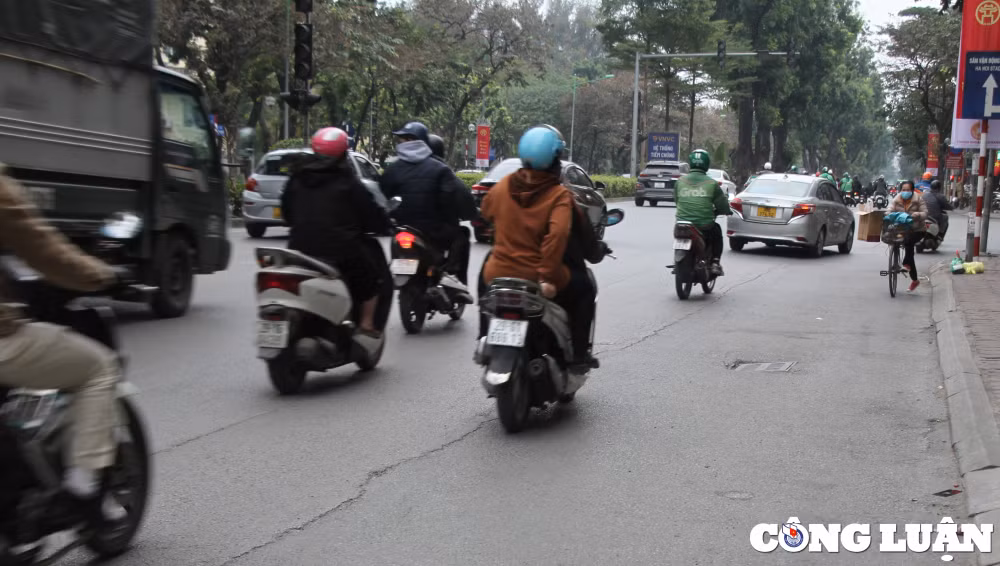 ha noi duong pho loi lom rach nat nhung ngay dau nam hinh 2