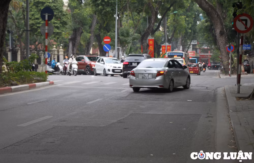 ha noi duong pho loi lom rach nat nhung ngay dau nam hinh 7