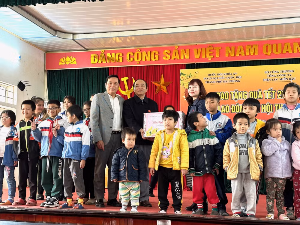 evnnpc tang 1000 suat qua tet vi nguoi ngheo cho cac gia dinh chinh sach tre mo coi ho ngheo hoan canh kho khan hinh 5