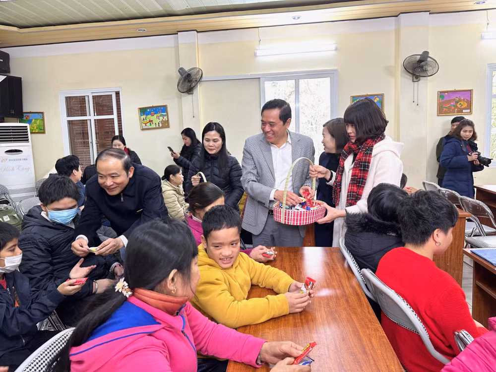 evnnpc tang 1000 suat qua tet vi nguoi ngheo cho cac gia dinh chinh sach tre mo coi ho ngheo hoan canh kho khan hinh 3