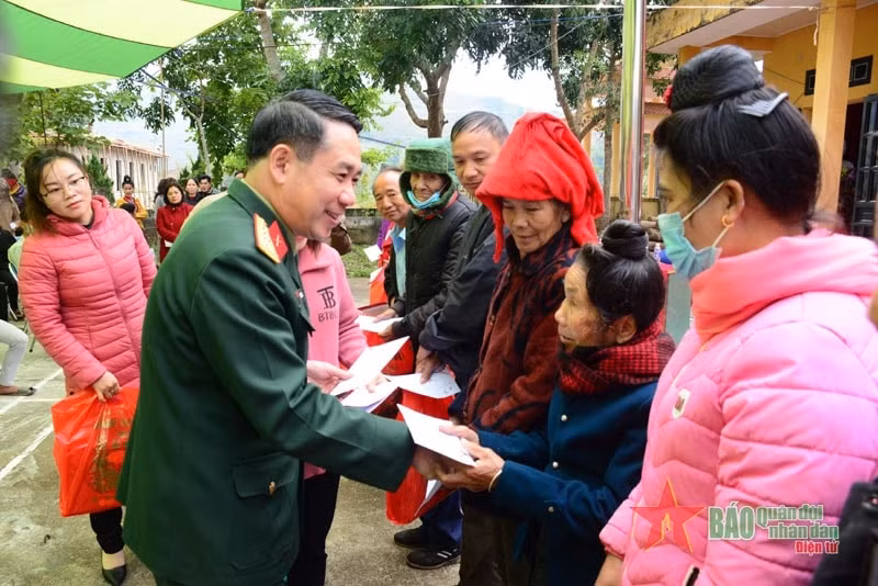 bao quan doi nhan dan trao 500 suat qua tet tang ho ngheo tinh dien bien hinh 1