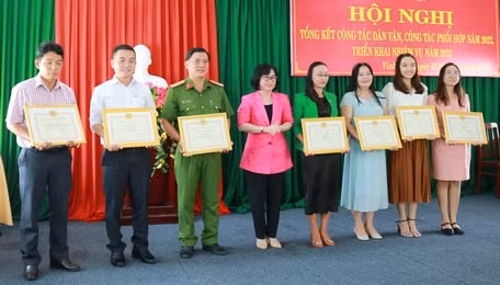 vinh long trao giai cuoc thi bao chi viet ve tam guong dan van kheo hinh 1