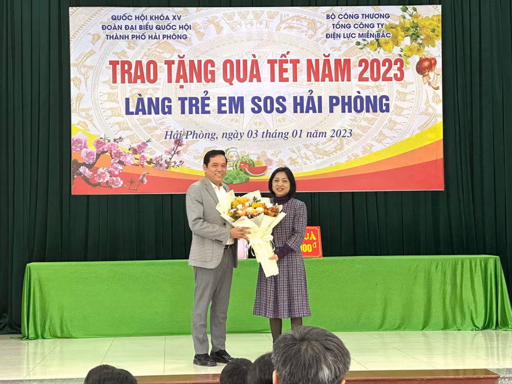 evnnpc tang 1000 suat qua tet vi nguoi ngheo cho cac gia dinh chinh sach tre mo coi ho ngheo hoan canh kho khan hinh 7