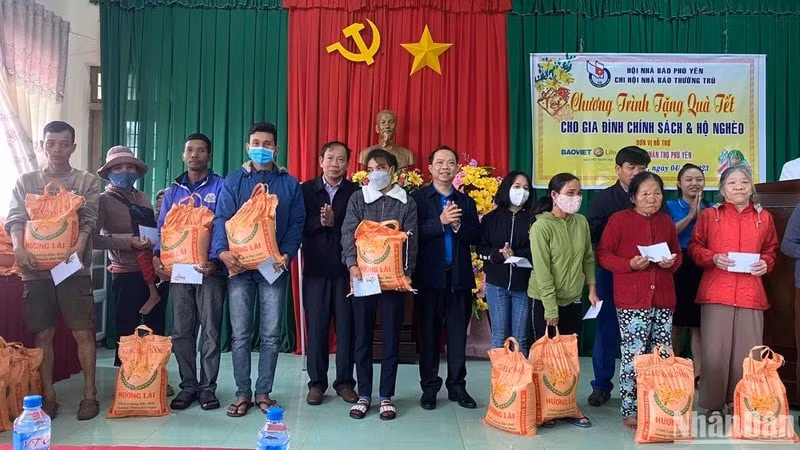 chi hoi nha bao thuong tru tai phu yen tang qua tet cho dong bao ngheo mien nui hinh 1