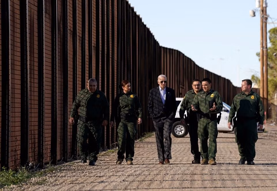 ong biden lan dau den tham bien gioi my mexico hinh 1