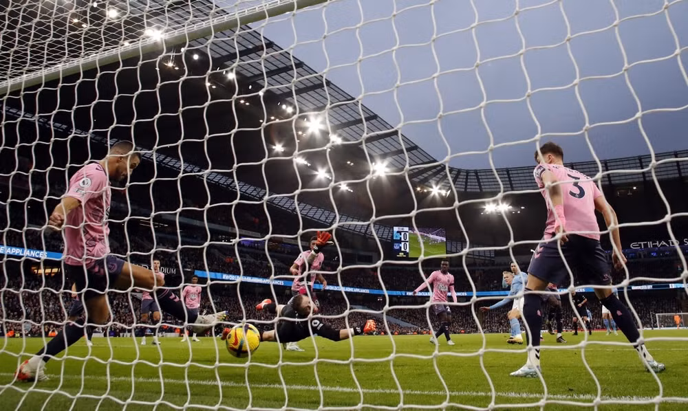 haaland toa sang man city van bi cam chan vi sieu pham cua gray hinh 3