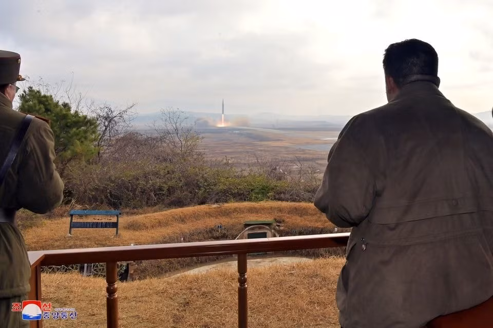 ong kim jong un keu goi xay dung kho vu khi lon hon cho trieu tien hinh 2