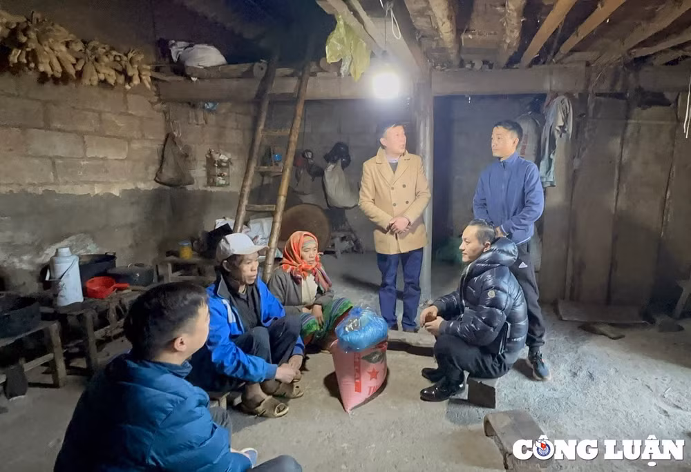 bao cong an nhan dan tham tang qua tet dong bao dan toc thieu so bien gioi tinh ha giang hinh 2