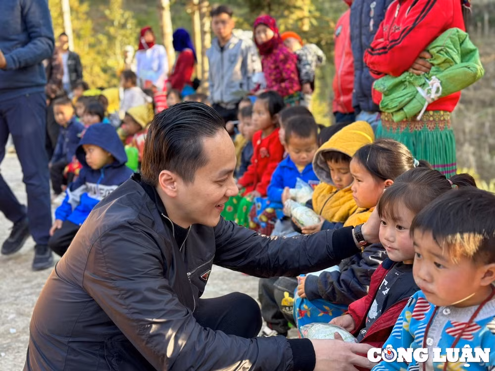 bao cong an nhan dan tham tang qua tet dong bao dan toc thieu so bien gioi tinh ha giang hinh 4