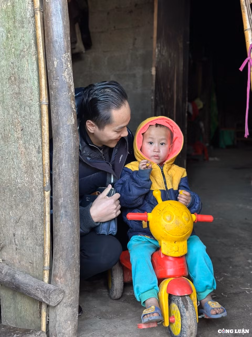 bao cong an nhan dan tham tang qua tet dong bao dan toc thieu so bien gioi tinh ha giang hinh 3