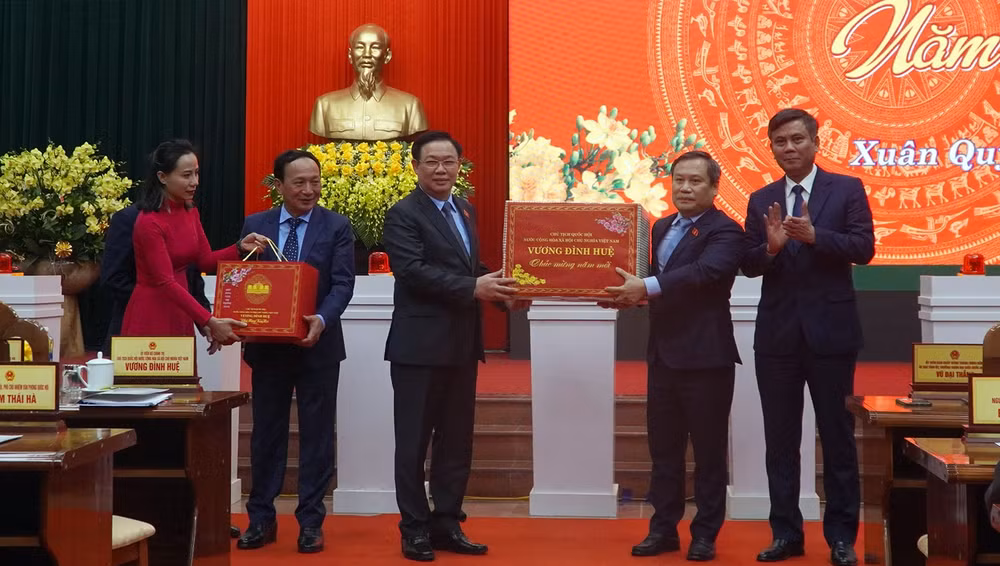 chu tich quoc hoi vuong dinh hue tham chuc tet dang bo chinh quyen va nhan dan tinh quang binh hinh 3
