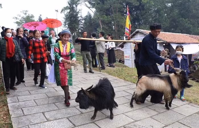 kham pha cho phien vung cao tai lang van hoa hinh 2