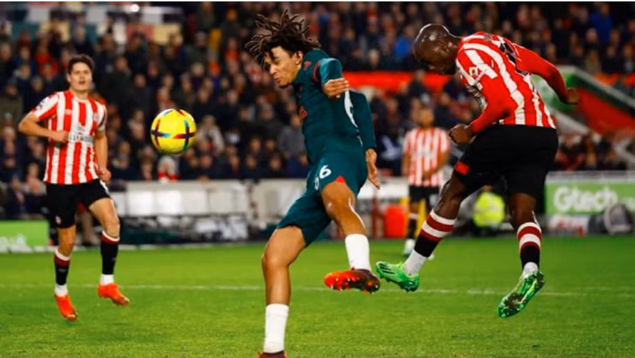 thua brentford 1 3 liverpool lo co hoi thu hep diem so voi top 4 hinh 1