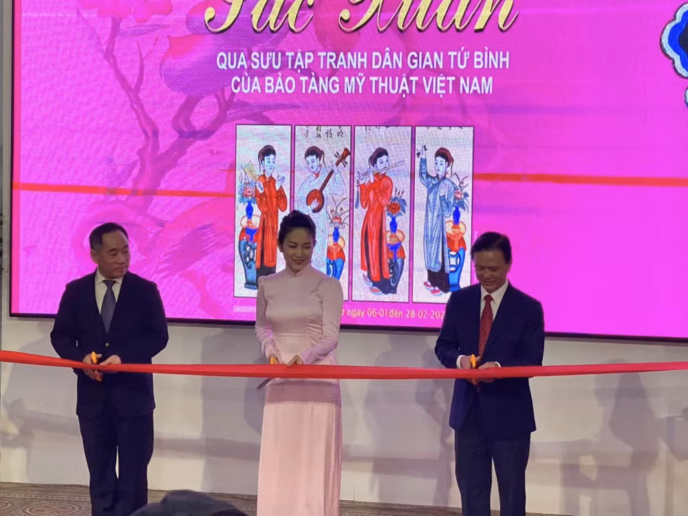 sac xuan duoc tai hien qua bo suu tap tranh dan gian tu binh hinh 2
