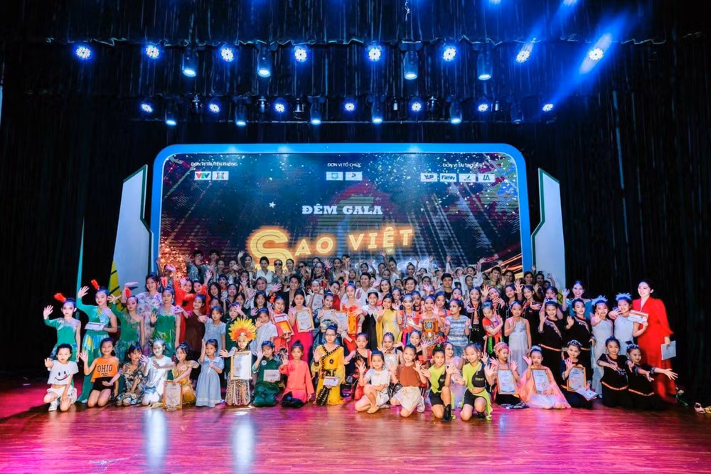 rung sao nhi dinh dam sap hoi tu tai vya awards 2022 hinh 1
