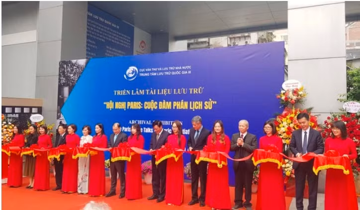 trung bay 200 tai lieu hinh anh va hien vat ve hoi nghi paris 1973 hinh 1