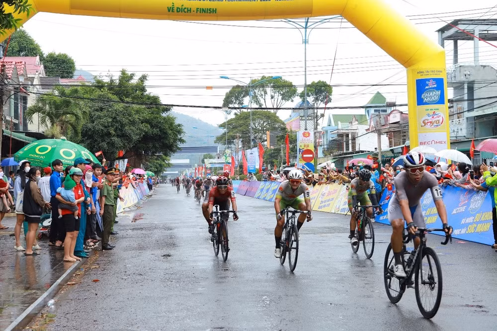 giai xe dap quoc te truyen hinh binh duong 2023 cup number 1 quy tu hang tram tay dua chuyen nghiep hinh 3