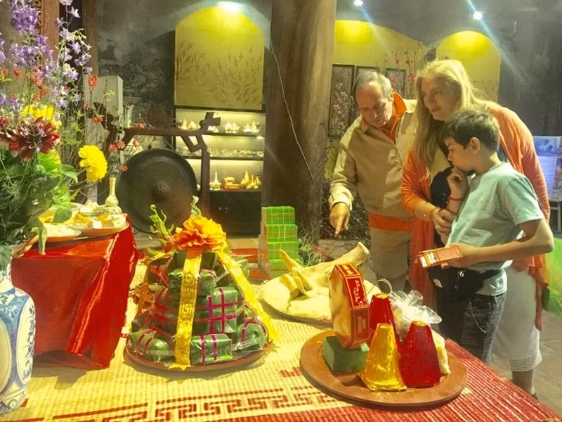 phong dung tet viet truyen thong o pho co ha noi hinh 4