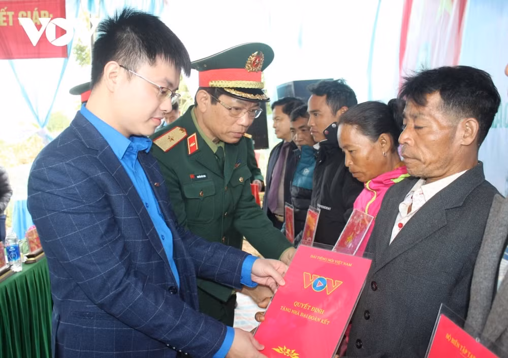dai tieng noi viet nam phoi hop trao tang 5 nha dai doan ket tai quang tri hinh 1