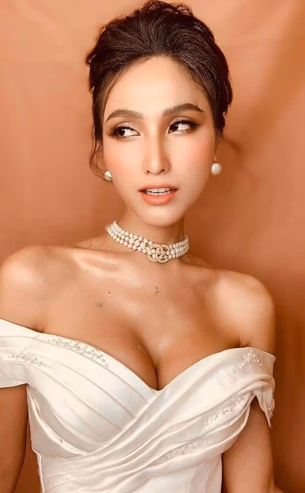 Thời gian gần đây, người đẹp chuyển giới càng ngày càng theo đuổi hình tượng gợi cảm, o ép vòng 1 trong những thiết kế bó sát.​​​​​​​
