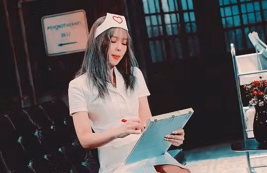 Jennie trong tạo hình nữ y tá.