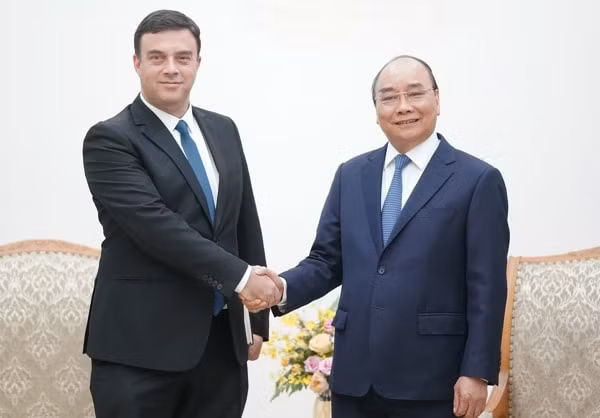 Thủ tướng Nguyễn Xuân Phúc và ông Nadav Eshcar, Đại sứ Israel tại Việt Nam. Ảnh: VGP