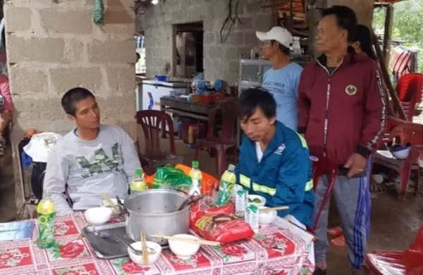 Một số thuyền viên đã được cứu vào bờ. Ảnh: NLĐ
