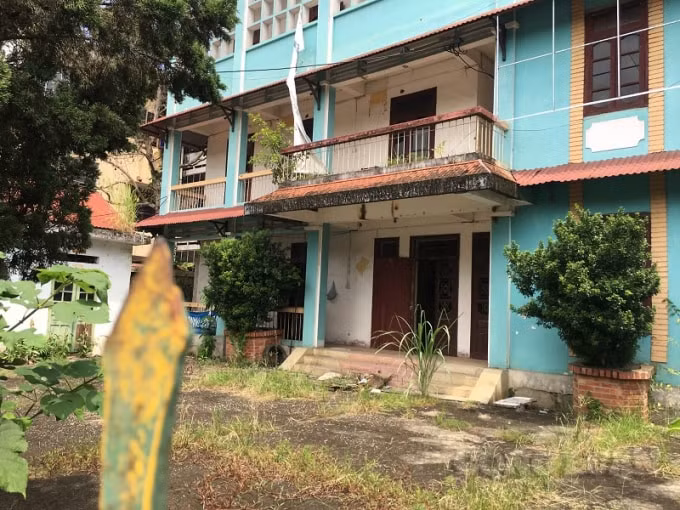 Khu đất vàng ngay mặt đường Hoàng Liên (số 493) giao với Lý Đạo Thành là trụ sở của Hội Nông dân và Hội phụ nữ tỉnh rơi vào cảnh im lìm, cỏ mọc. Khu đất này rộng khoảng 2000m2 đã được Công ty TNHH TMTH Tiến Thành mua lại với giá chỉ vào khoảng 17 triệu đồng/1m2.