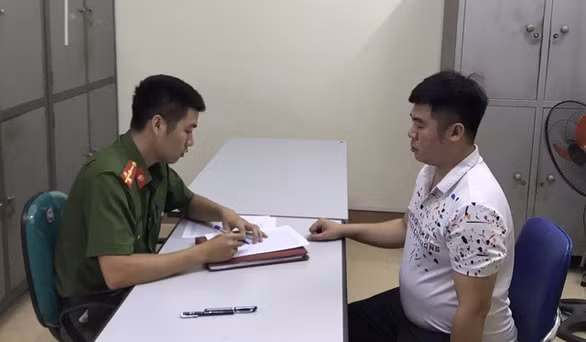 Hoàng Văn Hùng tại cơ quan công an. Ảnh: CACC