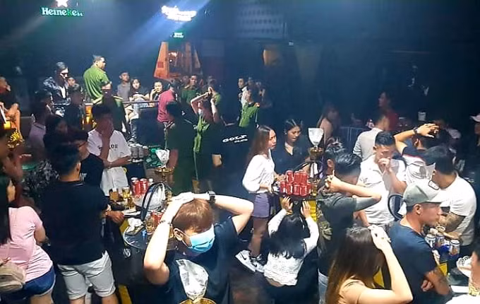 Lực lượng chức năng tiến hành kiểm tra quán bar G.C. (Ảnh: Công an Cần Thơ)