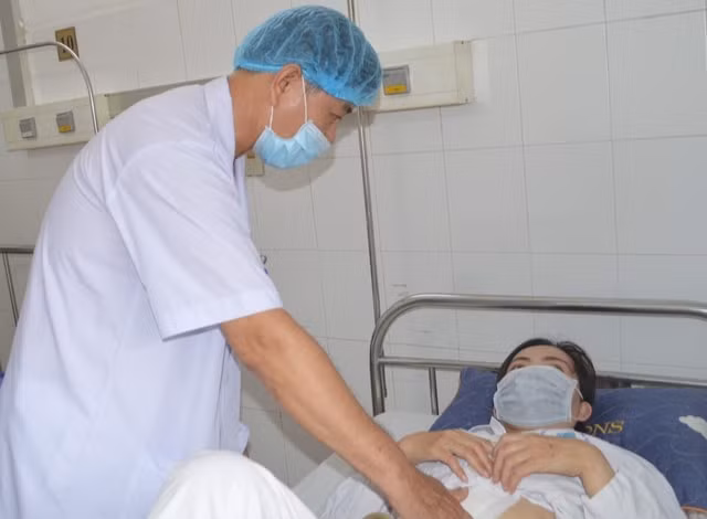 Bác sĩ khám kiểm tra sức khỏe cho bệnh nhân T.M.H sau phẫu thuật. (Ảnh: T. LŨY)