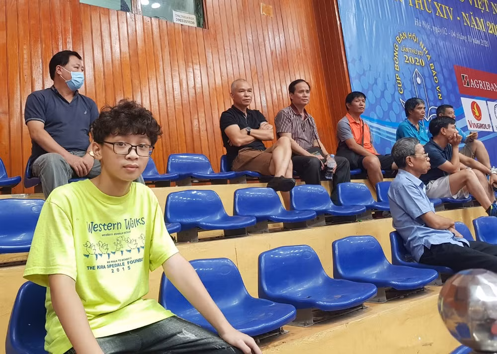 Bé Nguyễn Trung Thái một trong những khán giả nhỏ tuổi đam mê môn bóng bàn, bắt đầu tập từ năm lớp 2.