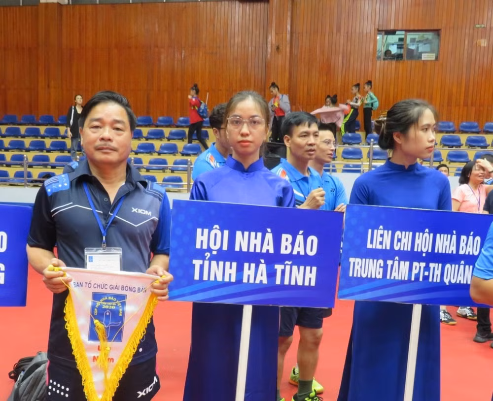 Nhà báo Nguyễn Xuân Hải - Chủ tịch Hội Nhà báo tỉnh Hà Tĩnh, thức dậy từ 3h sáng, vượt hơn 350 km tham dự lễ khai mạc và tham gia giải đấu.