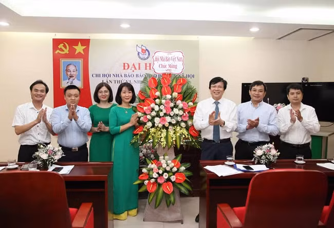 Phó Chủ tịch Thường trực Hội Nhà Báo Việt Nam Hồ Quang Lợi tặng hoa chúc mừng Đại hội.