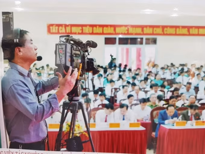 Phóng viên Đài PTTH Hà Nam tác nghiệp