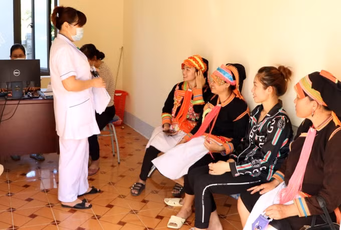 Cán bộ Trạm Y tế Ma Ly Pho, huyện Phong Thổ (Lai Châu) niềm nở đón tiếp bệnh nhân đến khám, điều trị.