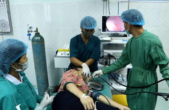 Y bác sĩ Trung tâm Y tế huyện Than Uyên (Lai Châu) thực hiện nội soi dạ dày cho bệnh nhân.