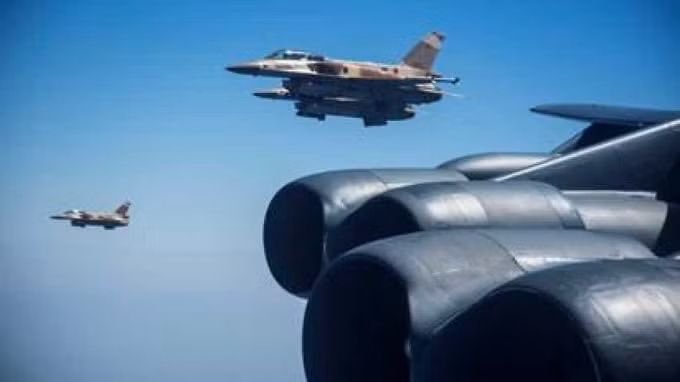 Các máy bay F-16 của Morocco bay cùng với một chiếc B-52H Stratofortress của Mỹ vào ngày 7 tháng 9 năm 2020 - Ảnh: Không quân Mỹ / Xavier Navarro.