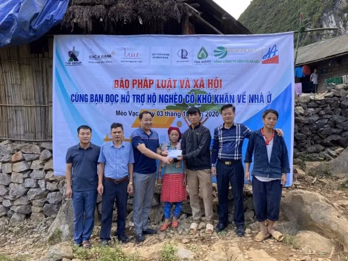 Đồng chí Nguyễn Xuân Khánh, Tổng Biên tập Báo Pháp luật và Xã hội, Trưởng đoàn công tác trao kinh phí hỗ trợ xây nhà cho gia đình anh Vừ Mí Nô. Ảnh: phapluatxahoi.vn