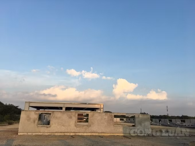 Tại thời điểm ghi nhận, không có bất kỳ bóng dáng công nhân lao động nào tháo dỡ công trình vi phạm.